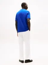 Remera de manga corta y cuello redondo, confeccionada en puro algodón. Presenta un panel horizontal bordado en el pecho con el logo y los colores distintivos de la marca.