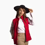 Chaleco capitoneado color rosa con cuello alto, cierre frontal con botones a presión y bolsillos laterales. Presenta un diseño acolchado con costuras en forma de rombos.