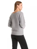 Buzo de punto acanalado horizontal con textura suave. Presenta un calce holgado, escote a la base y diseño de manga japonesa con caída fluida.