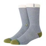 Medias de caña media marca Stance con diseño de rayas horizontales finas en azul marino y blanco. Presentan puntera y talón reforzados en color verde oliva y logo de la marca bordado en el lateral.