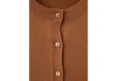 Cardigan de punto fino color marrón, de corte recto, con cuello redondo, manga larga y cierre frontal con botones.