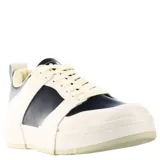 Championes urbanos de diseño moderno con paneles en contraste de color beige y negro, suela de plataforma y cierre con cordones.