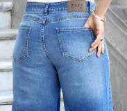 Jean de mujer color azul claro, de corte wide leg, con bolsillos delanteros de parche y bolsillos traseros.