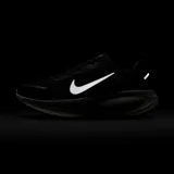 Championes de running Nike Vomero 18, color negro con detalles en blanco. Presentan tecnología ZoomX en la entresuela para mayor amortiguación y diseño de malla transpirable en la parte superior.
