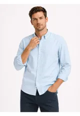 Camisa de manga larga en color celeste con cuello abotonado, confeccionada en mezcla de lino y algodón.