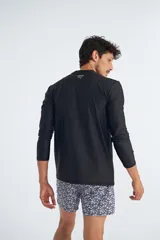 Remera de lycra azul marino de manga larga, ideal para protegerse del sol.