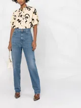 Pantalón de jean celeste, de corte recto y tiro alto.