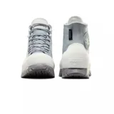 Championes Converse de caña alta con diseño robusto, confeccionados en cuero gris con textura. Presentan una suela de plataforma dentada en color gris moteado y una banda protectora de goma blanca que rodea la base del calzado.