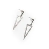 Par de caravanas plateadas con forma de triángulo colgante.