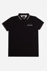 Remera polo negra de manga corta, con cuello y puños acanalados con rayas blancas y grises. Presenta un bolsillo en el pecho con el logo de Brooksfield estampado y un detalle de rayas horizontales en blanco, gris y bordó.