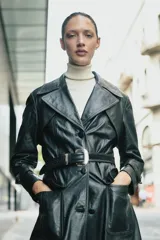 Cinto de diseño artesanal combinado en cuero liso y gamuza, con hebilla metálica plateada de estilo western.