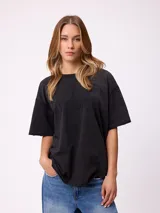 Remera de algodón con efecto lavado, corte holgado y cuello redondo. Presenta un diseño con el logo de la marca bordado en el mismo tono en el frente.