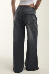 Jean wide leg de tiro bajo, color negro con efecto lavado stone black, de corte holgado y diseño clásico de cinco bolsillos.