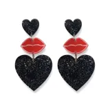 Aros colgantes con forma de corazón, labios y corazón pequeño, en color negro y rojo con glitter.