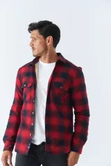 Sobrecamisa de algodón a cuadros color ladrillo, con interior de corderito, cierre con botones, bolsillos tipo cartera y logo en goma. El modelo usa talle M.