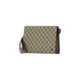 Clutch de mano Gucci con el monograma clásico de la marca en tonos marrón y beige, cierre superior con cremallera y correa de muñeca a juego.