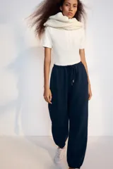 Pantalón jogger de tiro alto color amarillo pastel, con cintura elástica ajustable con cordones y bolsillos laterales ocultos en costura.