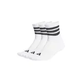 Pack de tres pares de medias deportivas Adidas de media caña, color blanco con las icónicas tres tiras en negro en la parte superior y logo de la marca en la puntera. Cuentan con plantilla acolchada y refuerzo en el arco plantar.