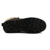 Bota acordonada color marrón con suela negra y detalles en beige.