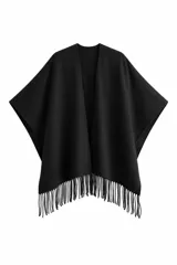 Ruana negra de corte abierto con flecos en el ruedo inferior.