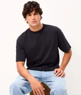 Remera boxy fit de Blue Steel, color negro, confeccionada en mezcla de algodón y poliéster. Presenta cuello redondo y mangas cortas de diseño amplio y contemporáneo.