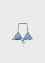 Top de bikini triangular color celeste con detalle de eyelets metálicos. Se ata en la espalda con lazo y tiene relleno.