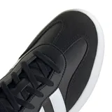 Championes urbanos Adidas modelo Urban Barreda T, con diseño inspirado en siluetas retro de los 80. Presentan una capellada que combina cuero sintético y gamuza en color negro, con las icónicas tres tiras laterales en blanco y suela de goma blanca.