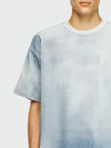 Remera de mangas cortas con cuello redondo, confeccionada en tejido de algodón color celeste con efecto lavado. Presenta un corte holgado y un bolsillo en el pecho. Marca Diesel.