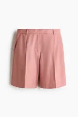 Bermuda de corte holgado en tejido de mezcla de viscosa, color rosado. Modelo con cierre, pretina prolongada y bolsillos al bies, con pinzas y raya planchada en las piernas.