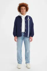 Jean de corte recto y tiro medio, confeccionado en denim de algodón en un tono azul claro lavado. Presenta diseño clásico de cinco bolsillos, cierre de botón y bragueta con cremallera.