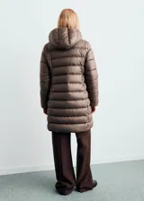 Chaqueta acolchada tipo puffer midi, color marrón topo, con diseño entallado, capucha, cuello alto y cierre de cremallera doble.