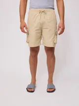 Bermuda cargo Rusty de corte recto, confeccionada en poliamida con acabado texturizado. Presenta cintura elástica con cordón de ajuste, bolsillos laterales tipo cargo con solapa y bolsillos frontales.