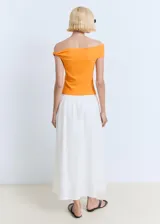 Top asimétrico color naranja, con diseño palabra de honor y fruncido lateral. Es una prenda entallada sin mangas.