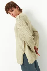 Polera marrón de tejido de punto con cuello alto y corte oversized.