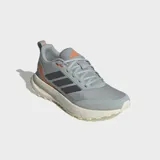 Championes de running Adidas Runfalcon 5, color gris con detalles en naranja y negro. Presentan exterior de malla impermeable, mediasuela con amortiguación Cloudfoam y suela Adiwear de alta tracción.