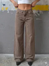 Jean wide leg de tiro medio, color marrón, con costuras decorativas frontales y diseño de pernera ancha.