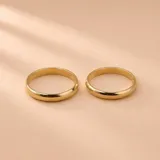 Par de alianzas bombé de oro de 9k con diseño clásico y acabado brillante.