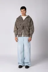 Campera oversize con capucha y cierre frontal, confeccionada en tela con acabado acid wash que le otorga un aspecto desgastado. Presenta costuras curvas decorativas en el frente y la espalda, puños y ruedo acanalados, y un calce relajado.