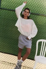 Buzo de algodón y poliéster color blanco, de manga larga y cuello redondo.