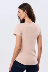 Remera básica de algodón color negro, con cuello redondo y mangas cortas de corte clásico.