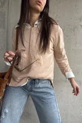 Sweater Carli de tejido de punto en color beige, de manga larga y con delicados bordados florales en relieve en el frente.