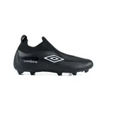 Championes de fútbol Umbro Fuzion, color negro, sin cordones, con cuello de tobillo tejido y suela con tapones para césped. Logo de Umbro en blanco en el lateral.