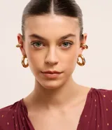 Set de aros que incluye caravanas de aro grueso y ear cuffs en metal con baño de oro light.