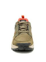Calzado de trekking Caterpillar modelo Grapple Leather, color verde militar con detalles en naranja y suela beige. Confeccionado en cuero y gamuza, con cordones y suela de goma resistente.
