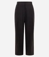 Pantalón de sastrería con diseño recto y estampado de raya de tiza. Presenta cintura media, cierre frontal con cremallera y botón, y un corte estructurado.