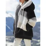 Campera peluda de mujer marca United Uy, con capucha y cierre frontal de cremallera. Presenta diseño de rayas horizontales en bloques de colores blanco, gris, beige y negro, con textura de piel sintética y puños elásticos.