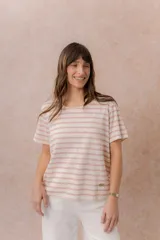 Remera de calce relajado con diseño de rayas horizontales en tonos rosados y blancos, escote redondo y manga corta.