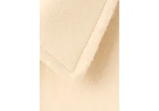 Chaqueta de corte recto color beige, con cuello camisero, cierre frontal de botones oscuros y cuatro bolsillos con solapa en el frente.