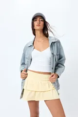 Minifalda color amarillo pastel con cintura elastizada y doble volado.