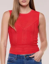 Top Allie Rose de tejido de punto calado en tono rojo, con silueta entallada sin mangas, escote redondo y tramas geométricas texturizadas.